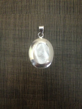 Load image into Gallery viewer, Silver Mother Of Pearl Necklace (Oval)
